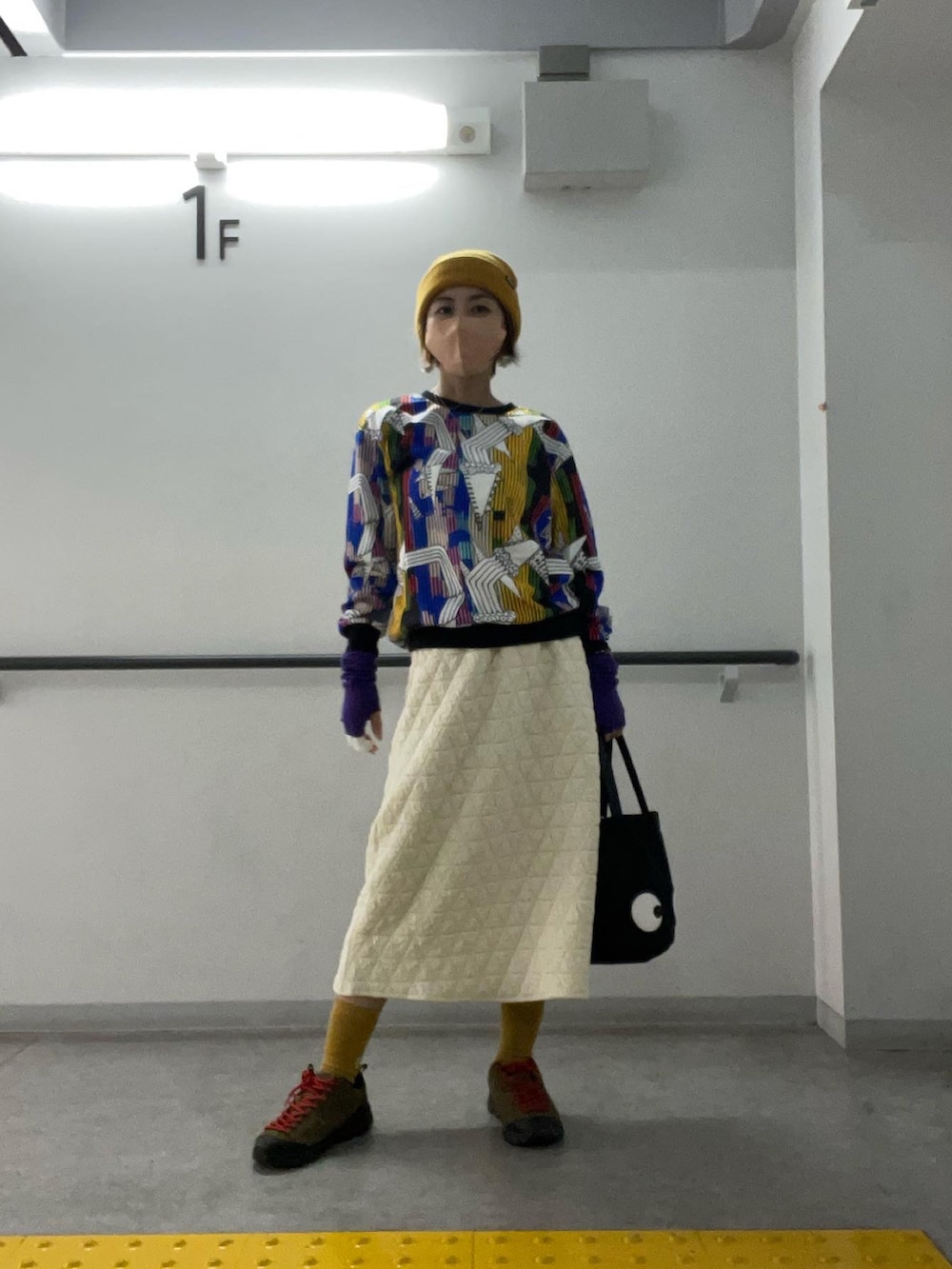 「休日スタイル、カジュアル、スカート、柄、shein、ワークマン、秋服、プチプラコーデ、プチプラ、カラーコーデ、ミリタリー、スウェット、スニーカーコーデ、秋コーデ、ニット帽」｜「SHEINのアイテム（スカート、ホワイト系）」を使った、tink0804さん（レディース・157cm）の秋コーディネートの2枚目の写真