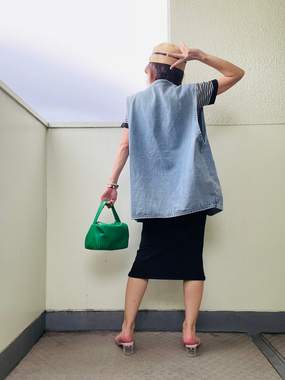 パープル系のサンダル、ブラック系のワンピース/ドレス、ブルー系のベストを着用したレディースの夏コーディネートの4枚目の写真