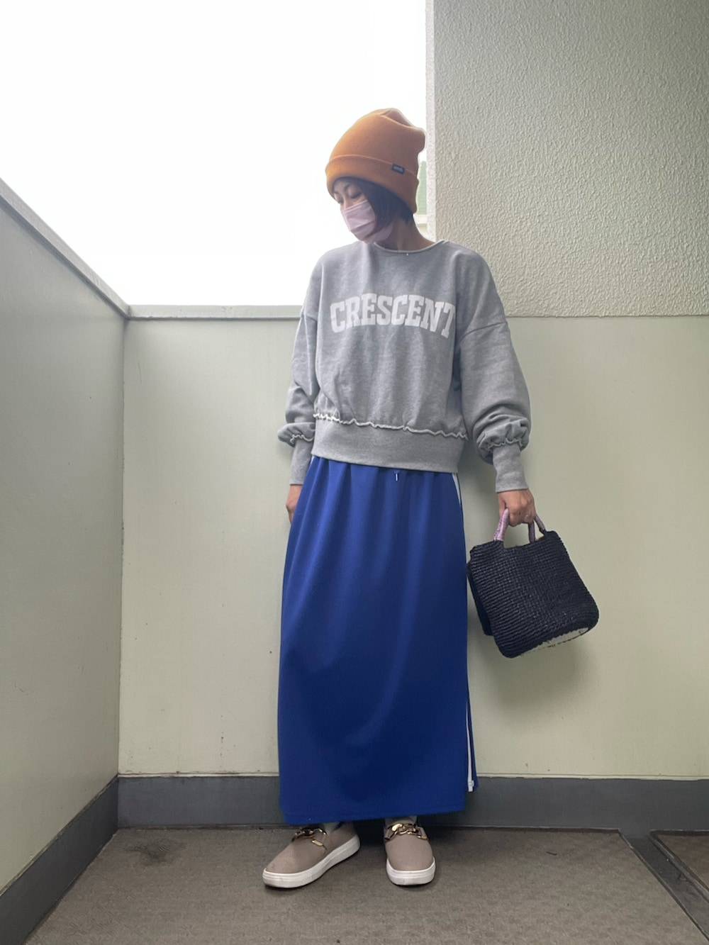 「着回しコーデ、大人カジュアル、カラーコーデ、ブルー、ニット帽、レザー、ブルゾン、スウェット、スリッポン、カジュアルコーデ、プチプラ、WEGO、ciaopanic、スカートスタイル、スウェットコーデ」｜「CIAOPANICのサイドラインスリットフレアスカ―ト（スカート、ブルー系）」を使った、tink0804さん（レディース・157cm）の冬コーディネートの2枚目の写真