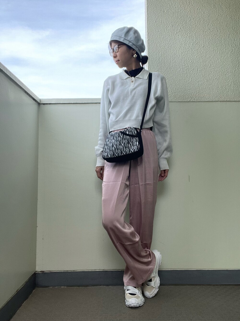 ホワイト系のシューズ、ピンク系のその他パンツ、ホワイト系のショルダーバッグを着用したレディースの春コーディネートの2枚目の写真