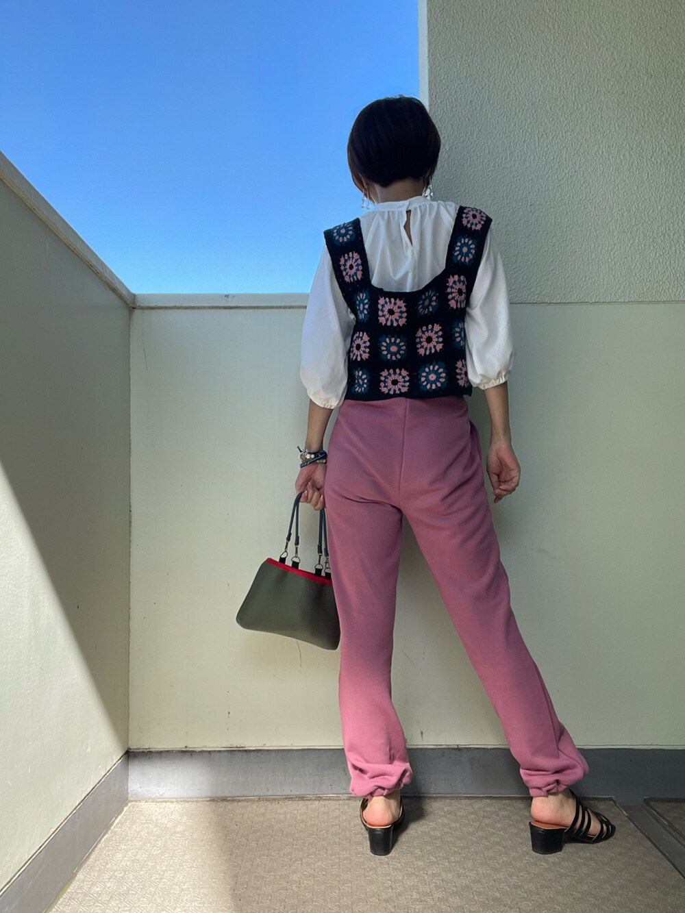 「スウェットパンツ、パンツスタイル、ピンク、スウェット、ビスチェ、ブラウス、CIAOPANIC TYPY、プチプラ、プチプラコーデ、大人カジュアル、アベイル、カーキ、ピンク×ブラック、ショートヘア、カジュアルコーデ」|「CIAOPANIC TYPYの■【ZOZOTOWN限定】スウェットジョガーパンツ(スウェットパンツ、ピンク系)」を使った、tink0804さん(レディース・157cm)の秋コーディネートの2枚目の写真