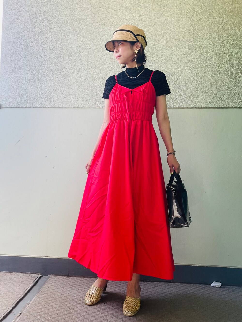 ゴールド系のサンダル、ホワイト系のベスト、レッド系のワンピース/ドレスを着用したレディースの夏コーディネートの2枚目の写真