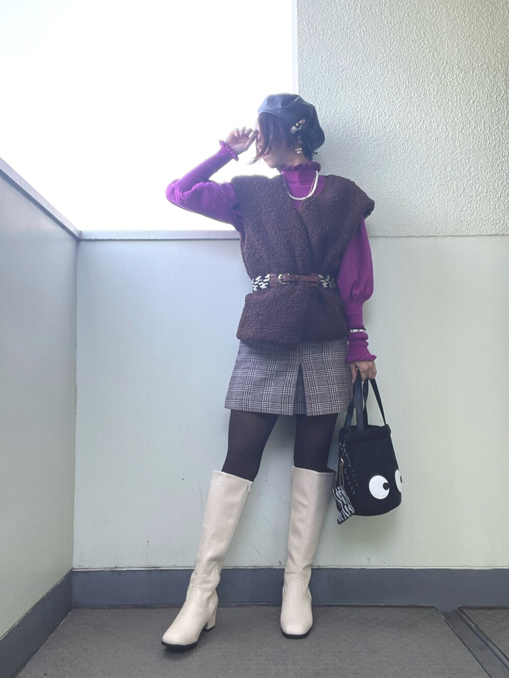 「WEARハロウィン2022、休日コーデ、秋服、秋服コーデ、ショートパンツ、チェック、ブーツ、タイツ、白ブーツ、ピンク、ピンクニット、ベレー帽、ファーベスト、プチプラ、ブーツスタイル」｜「prose verseの《WEB先行予約》【S~LLサイズ展開】スクエアトゥロングブーツ（ブーツ、ホワイト系）」を使った、tink0804さん（レディース・157cm）の秋コーディネートの2枚目の写真