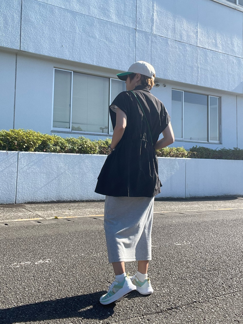 「大人カジュアル、オトナカジュアル、レイヤードスタイル、レイヤード、シアートップス、ベスト、スニーカー、ショートヘア、ビスチェ、骨格ウェーブ、グリーン、しまむら、shein、WEAR昭和部、秋服準備はじめました」｜「しまむらのアイテム（ワンピース/ドレス、ブラック系）」を使った、tink0804さん（レディース・157cm）の秋コーディネートの2枚目の写真