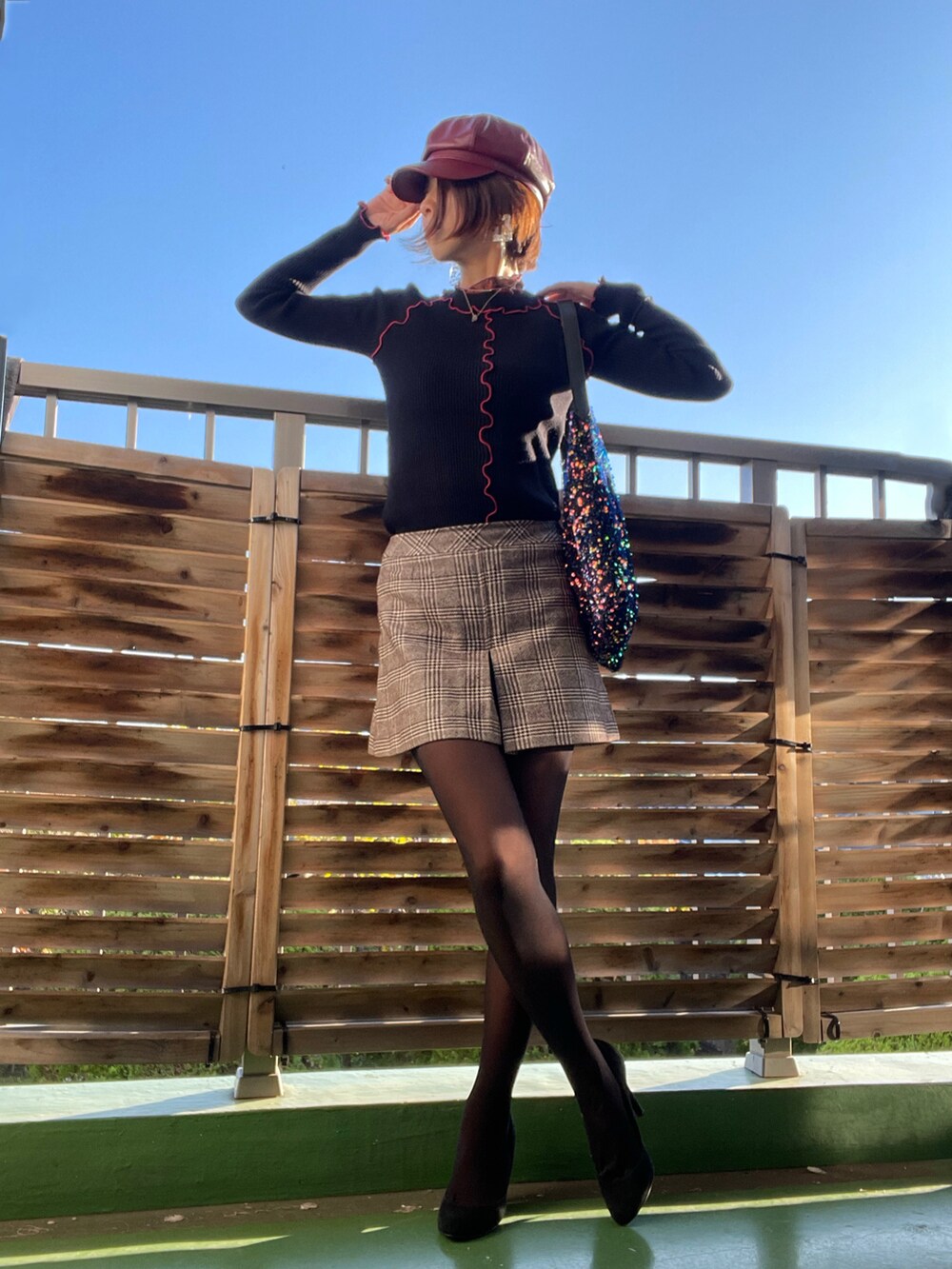 「ショートパンツ、パンプス、タイツ、しまむら、リバーシブル、ベスト、キャスケット、赤、チェック、ニット、コーデュロイ、プチプラコーデ、プチプラ、shein、休日スタイル」|「Keeepyの【Keeepy】rib knit rolled edge pullover(ニット/セーター、ブラック系)」を使った、tink0804さん(レディース・157cm)の秋コーディネートの2枚目の写真