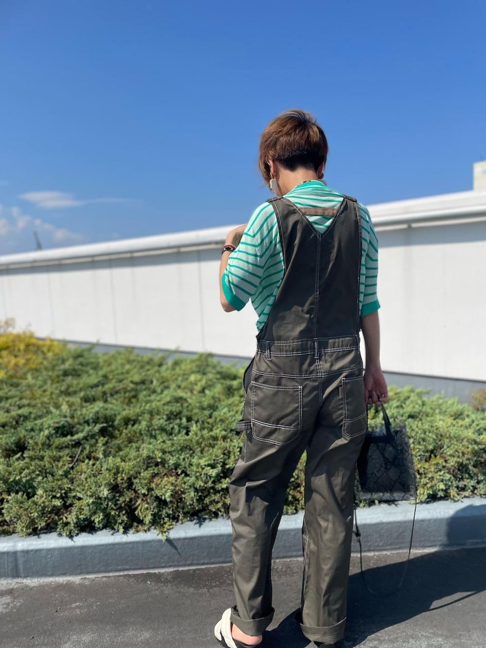 ベージュ系のパーカー、グリーン系のTシャツ/カットソー、ホワイト系のサンダルを着用したレディースの夏コーディネートの3枚目の写真