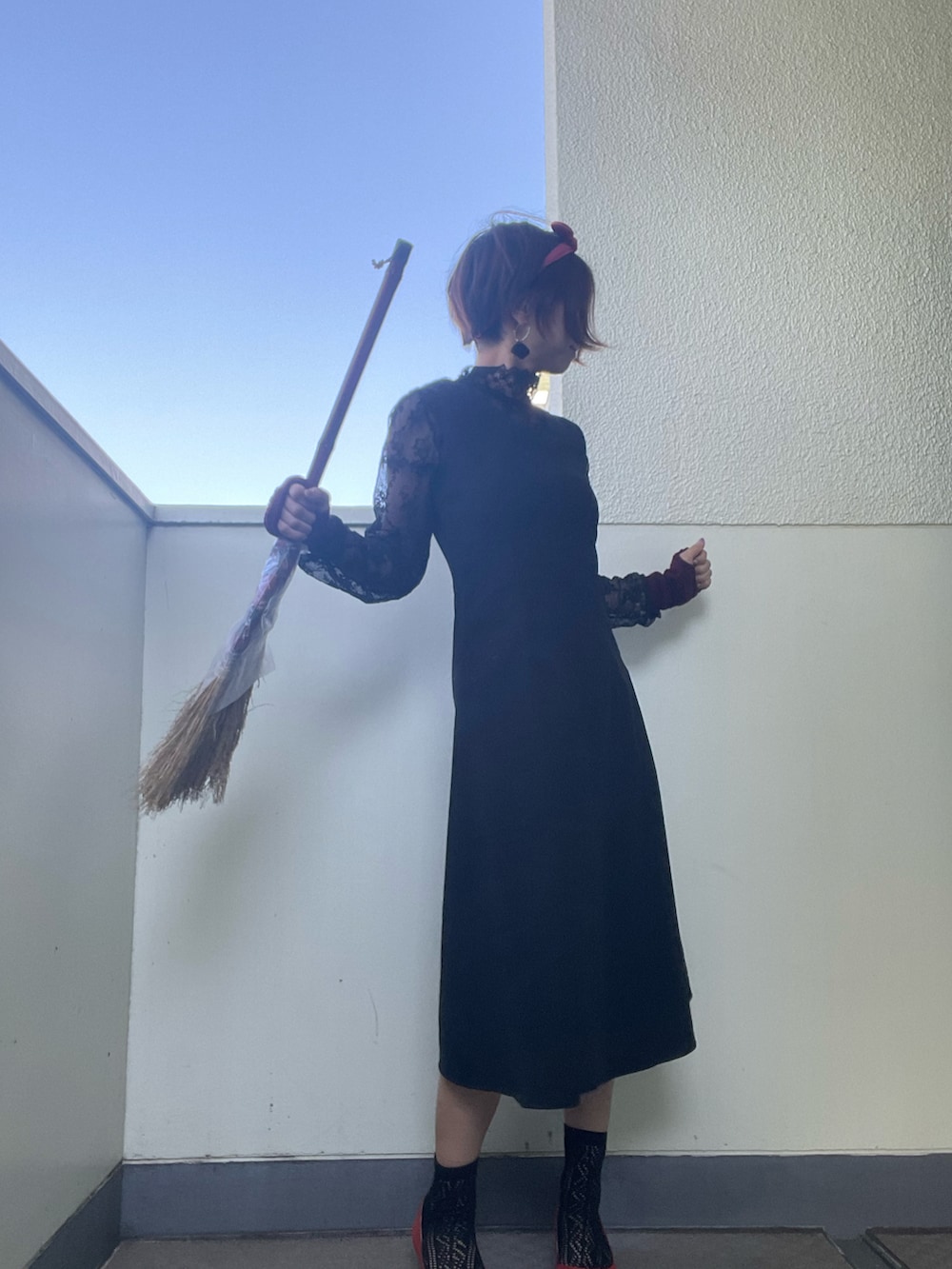 ブラック系のワンピース、ブラック系のシャツ/ブラウス、レッド系のパンプスを着用したレディースの秋コーディネートの2枚目の写真