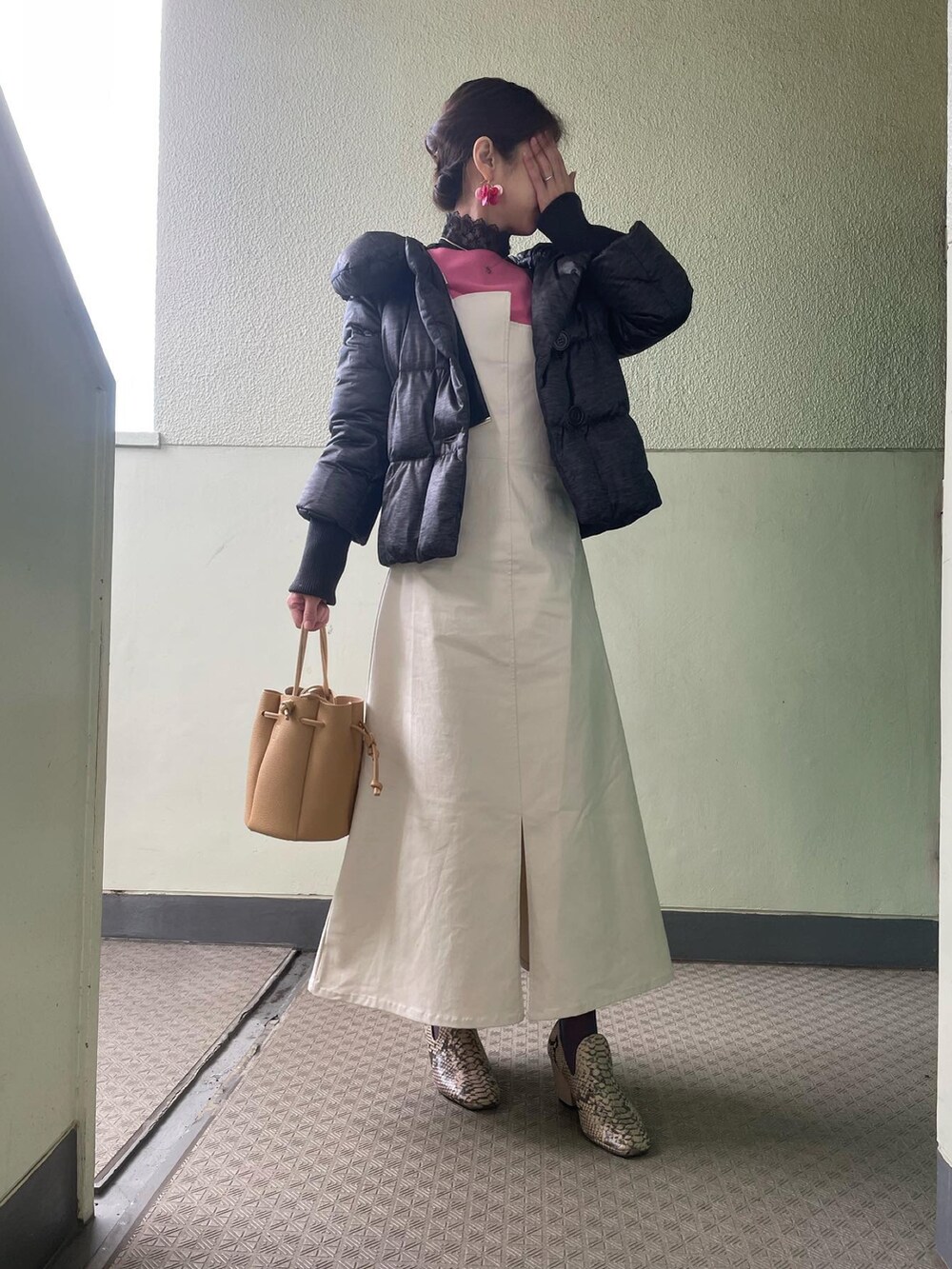 ホワイト系のオールインワン・サロペット、その他のローファー、ピンク系のニット/セーターを着用したレディースの冬コーディネートの2枚目の写真