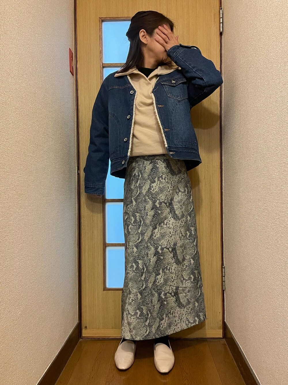 「大人女子、パイソン柄、パイソン柄スカート、オペラシューズ、デニムジャケット、レーストップス、襟付きトップス、アラフォー、アニマル柄、monabelinda、ワントーンコーデ、プチプラミックス、ジーユー、しまむら、裏ボア」｜「GUのアイテム（シューズ、ホワイト系）」を使った、tink0804さん（レディース・157cm）の冬コーディネートの2枚目の写真
