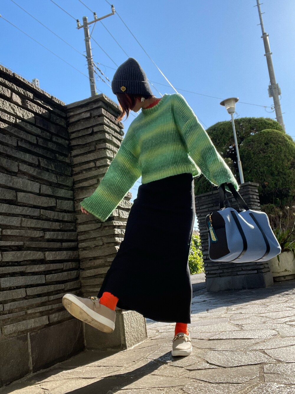 「大人カジュアル、グラデーション、ニット、マーメイドスカート、GRL、カラーコーデ、グリーン、オレンジ、WEGO、スリッポン、プチプラ、プチプラコーデ、レイヤードスタイル、ニット帽、スカートコーデ」｜「WEGOのWEGO/2WAYフェイクレザーブルゾン（ブルゾン、ホワイト系）」を使った、tink0804さん（レディース・157cm）の秋コーディネートの2枚目の写真