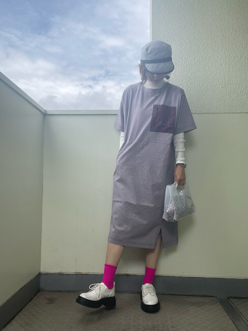 「オトナカジュアル、パープル、レイヤードスタイル、ピンク、厚底シューズ、キャップ、ビニールバック、ジレ、ワンピース、ギンガムチェック、プチプラコーデ、プチプラ、雨の日コーデ、ワークマン、カジュアル」｜「ワークマンのアイテム（ワンピース、パープル系）」を使った、tink0804さん（レディース・157cm）の春コーディネートの3枚目の写真