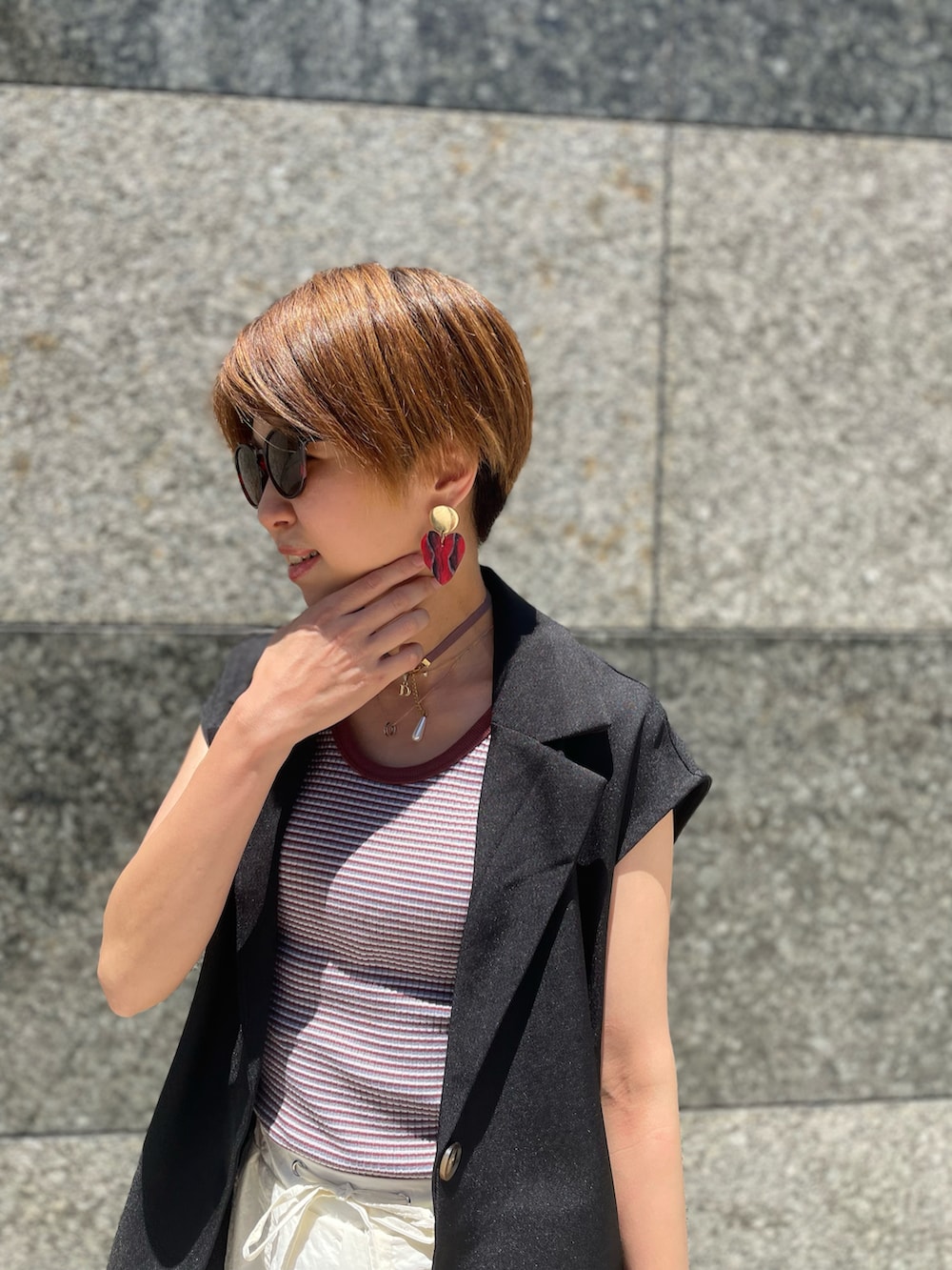 「夏服、オトナカジュアル、おでかけコーデ、ノースリーブ、ジレ、タンクトップ、夏、プチプラ、プチプラコーデ、ZARA、骨格ウェーブ、カーゴパンツ、ボーダー、ロングジレ、白パンツ」｜「Re:EDITの[低身長/大きいサイズ有]マットタフタワークカーゴパンツ（その他パンツ、ホワイト系）」を使った、tink0804さん（レディース・157cm）の夏コーディネートの3枚目の写真