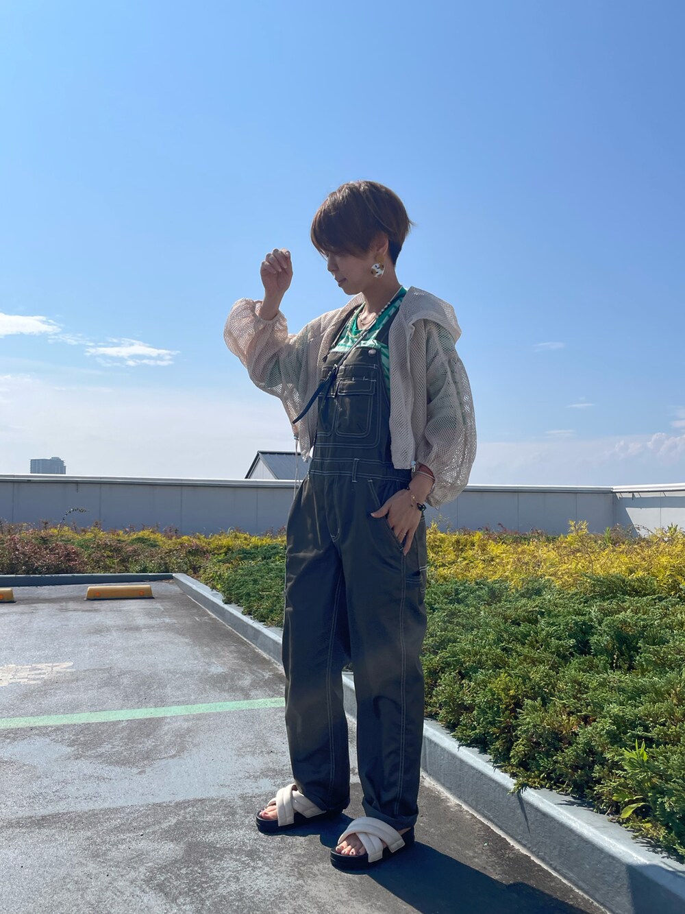 ベージュ系のパーカー、グリーン系のTシャツ/カットソー、ホワイト系のサンダルを着用したレディースの夏コーディネートの2枚目の写真