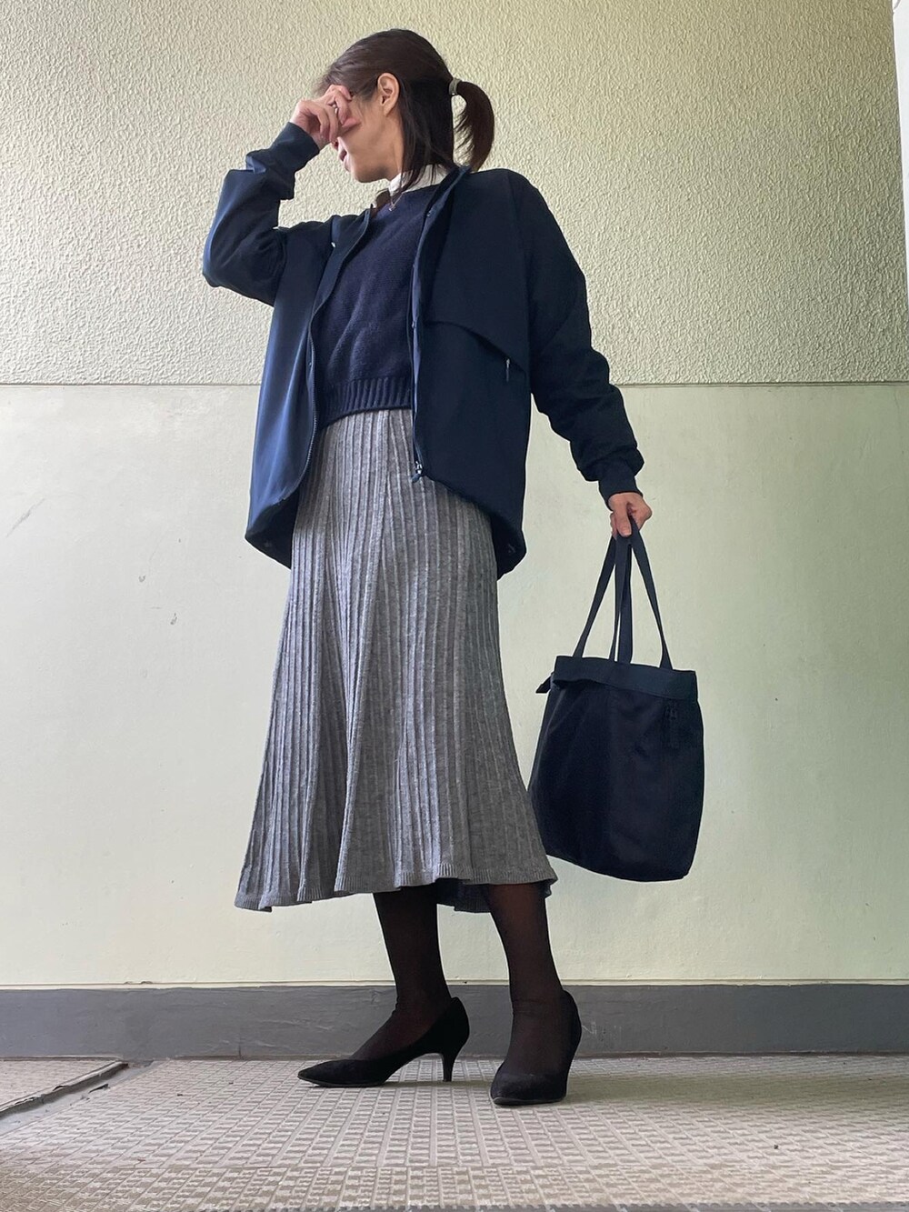 ブラック系のシューズ、ブルー系のバッグ、ホワイト系のシャツ/ブラウスを着用したレディースの冬コーディネートの2枚目の写真