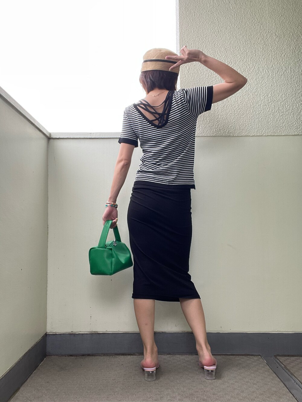 パープル系のサンダル、ブラック系のワンピース/ドレス、ブルー系のベストを着用したレディースの夏コーディネートの3枚目の写真