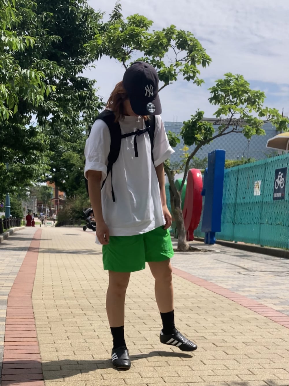 ブラック系のスニーカー、ブラック系のバックパック/リュック、グリーン系のその他パンツを着用したレディースの夏コーディネートの3枚目の写真