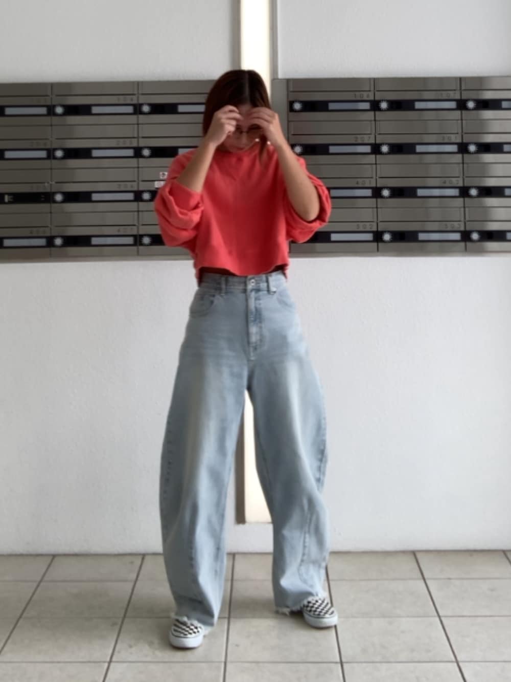 ブルー系のデニムパンツ、その他のスリッポンを着用したレディースの秋コーディネートの2枚目の写真