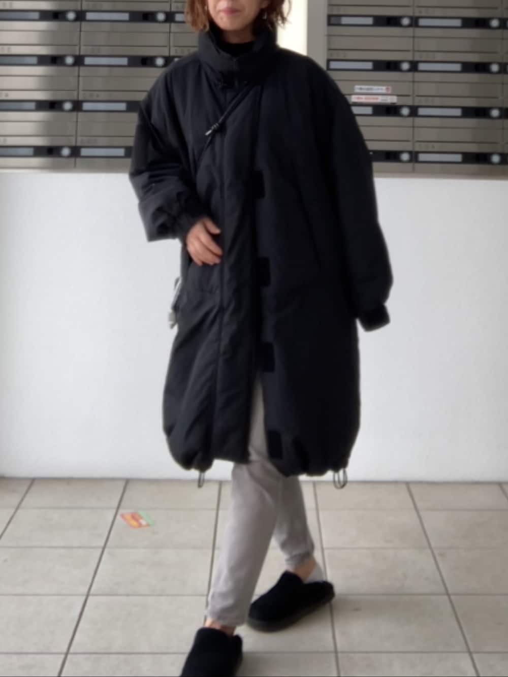 「今日のコーデ、楽チンコーデ、冬服コーデ、パンツスタイル、30代コーデ、冬、ブラックコーデ、推し活コーデ、UGG、ロングダウンコート」｜「UGGの＜UGG＞KENTON ケントン スエードシューズ/スリッポン（スリッポン、ブラック系）」を使った、chi-sanさん（レディース・161cm）の冬コーディネートの3枚目の写真