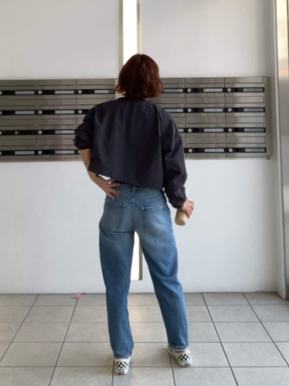 その他のスリッポン、ブルー系のデニムパンツ、グレー系のTシャツ/カットソーを着用したレディースの秋コーディネートの3枚目の写真