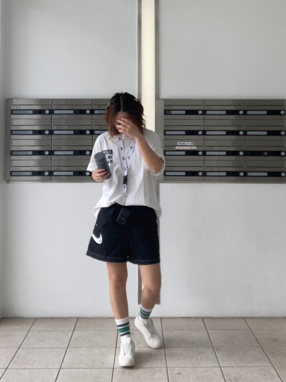 ホワイト系のスリッポン、ホワイト系のTシャツ/カットソーを着用したレディースの春コーディネートの2枚目の写真