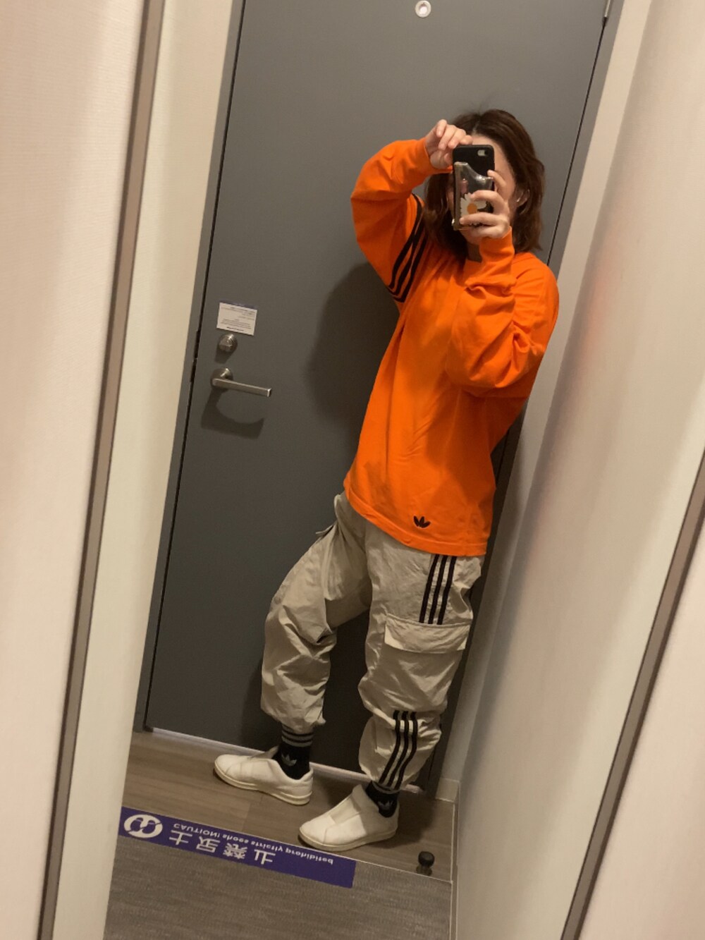 「シンプルスタイル、ゆるシルエット、ストライプ、スニーカーコーデ、ジム」｜「adidasのアディカラー Neuclassics 長袖Tシャツ / ロンT / アディダスオリジナルス adidas Originals（Tシャツ/カットソー、オレンジ系）」を使った、chi-sanさん（レディース・161cm）の春コーディネートの2枚目の写真