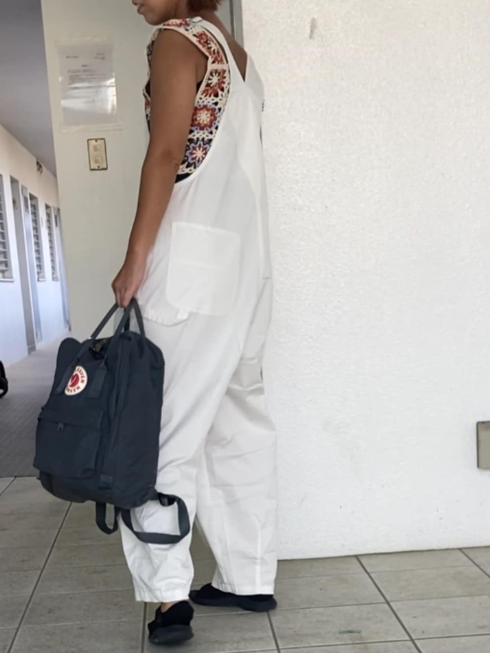 グレー系のバックパック/リュック、ブラック系のサンダルを着用したレディースの秋コーディネートの3枚目の写真