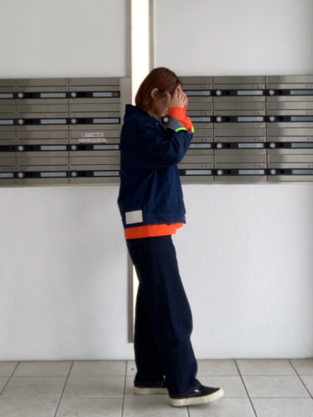 ブルー系のデニムパンツを着用したレディースの秋コーディネートの2枚目の写真