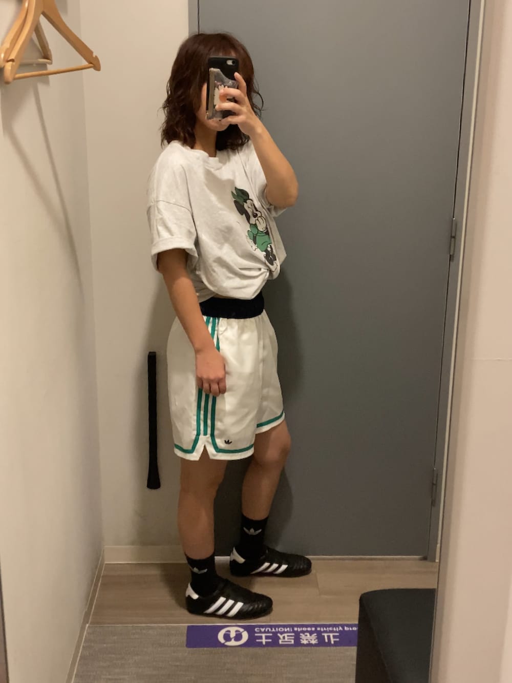 ブラック系のスニーカー、ベージュ系のTシャツ/カットソー、ホワイト系のその他パンツを着用したレディースの夏コーディネートの2枚目の写真