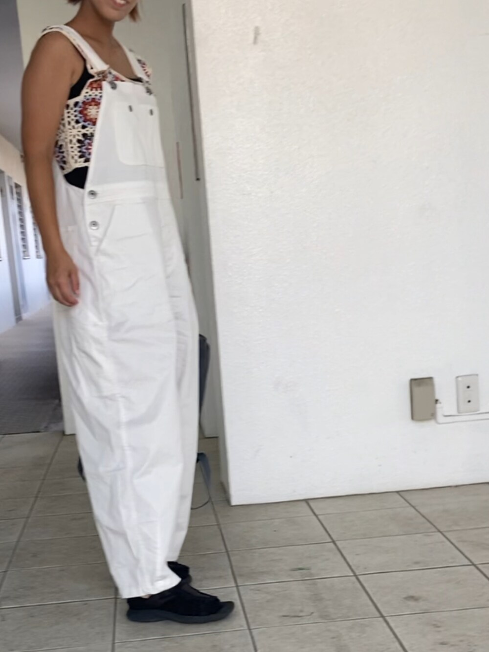 グレー系のバックパック/リュック、ブラック系のサンダルを着用したレディースの秋コーディネートの2枚目の写真