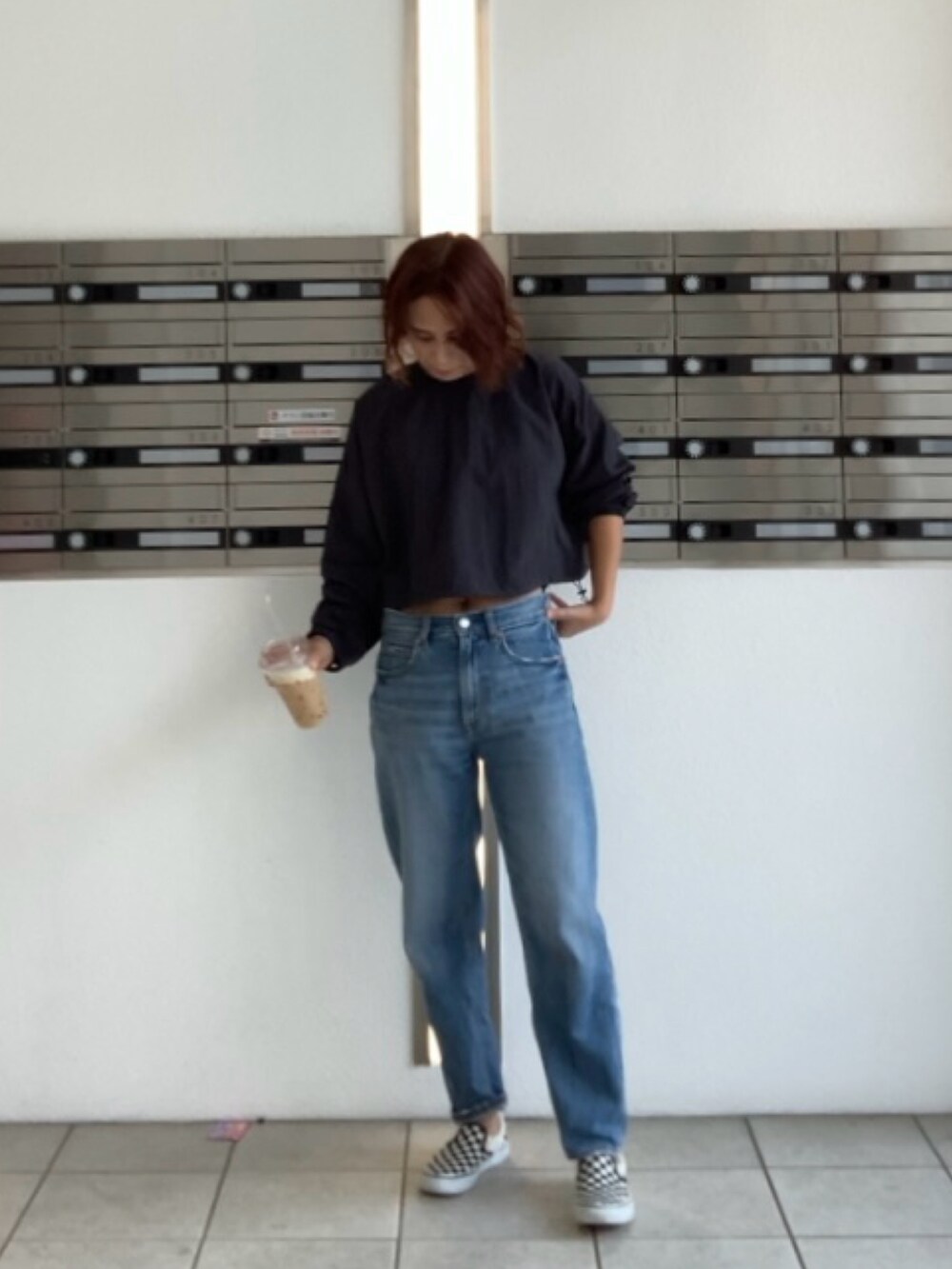 その他のスリッポン、ブルー系のデニムパンツ、グレー系のTシャツ/カットソーを着用したレディースの秋コーディネートの2枚目の写真