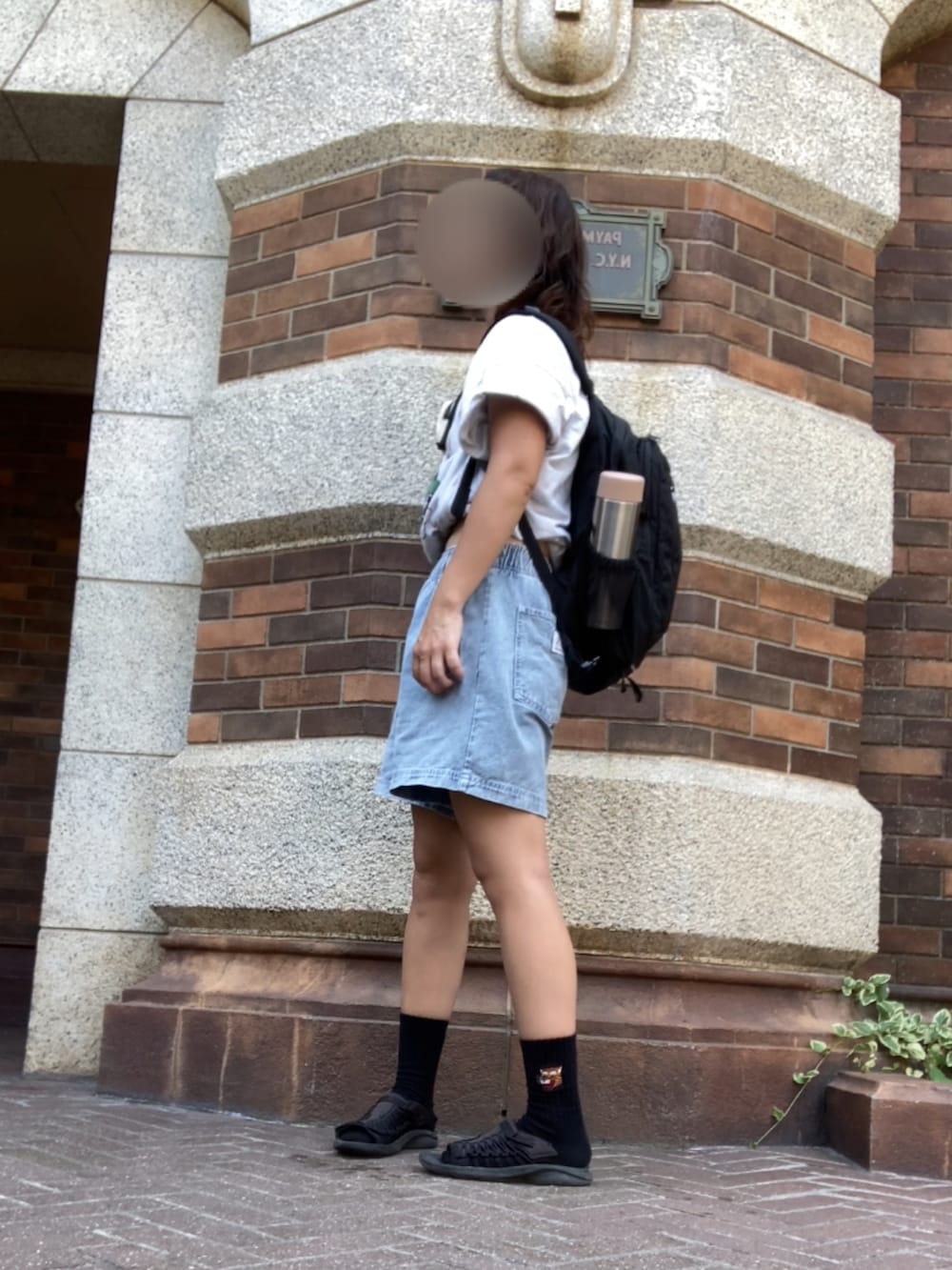 ベージュ系のTシャツ/カットソー、ブルー系のその他パンツ、ブラック系のバックパック/リュックを着用したレディースの夏コーディネートの2枚目の写真