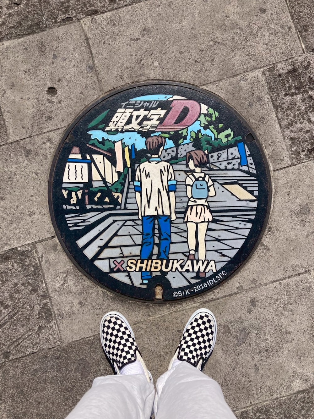 その他のスリッポン、ブラック系のスマホグッズ、ホワイト系のソックス/靴下を着用したレディースの春コーディネートの2枚目の写真