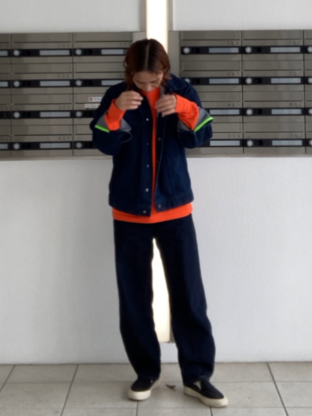 ブルー系のデニムパンツを着用したレディースの秋コーディネートの3枚目の写真