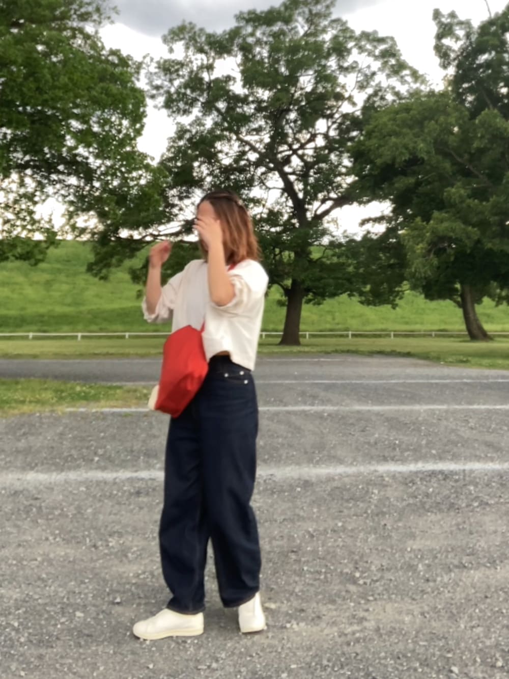 ブルー系のデニムパンツ、グレー系のTシャツ/カットソー、ホワイト系のスリッポンを着用したレディースの夏コーディネートの2枚目の写真