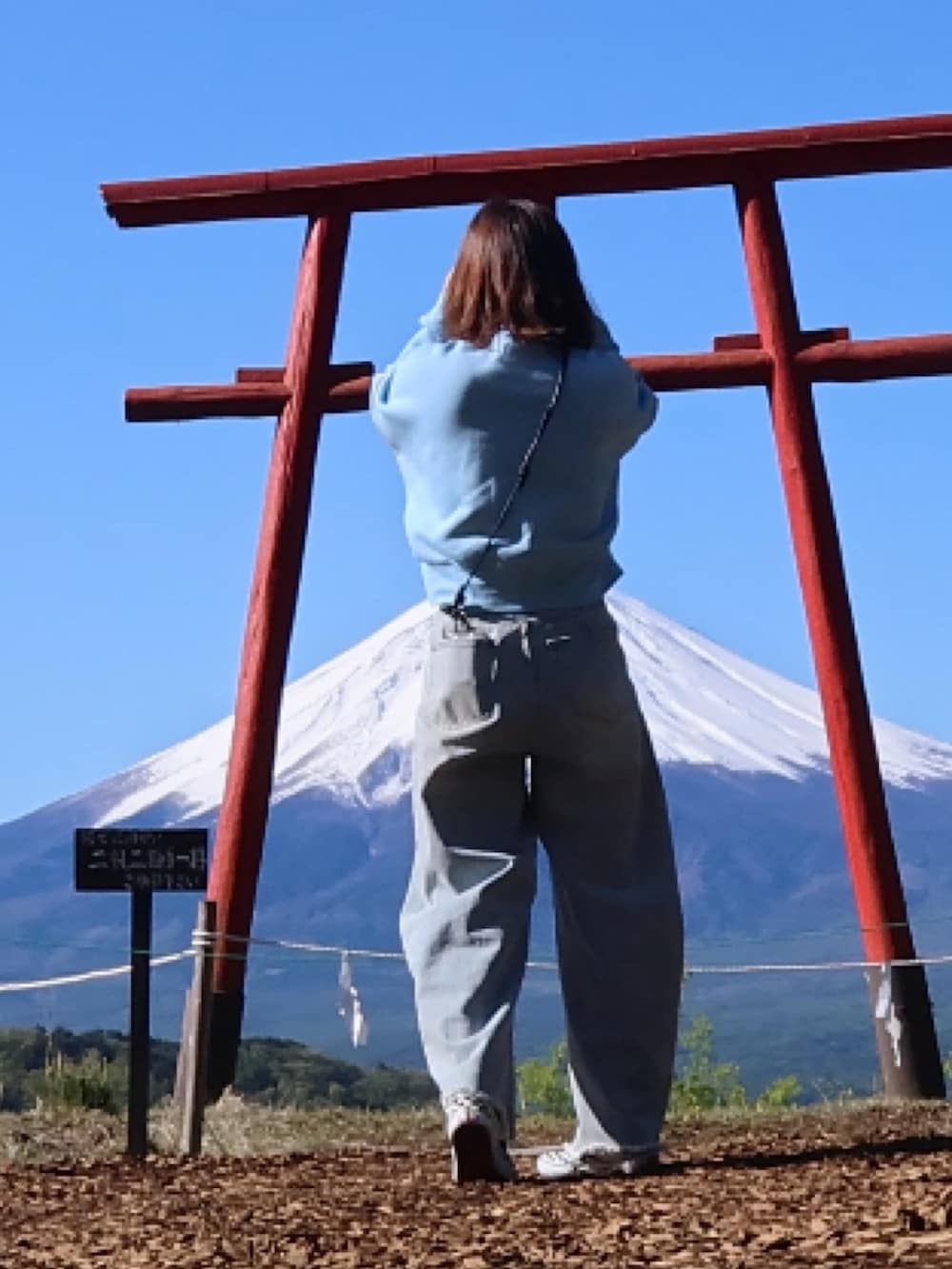 ブルー系のデニムパンツ、その他のスリッポン、ブルー系のジャージを着用したレディースの春コーディネートの2枚目の写真