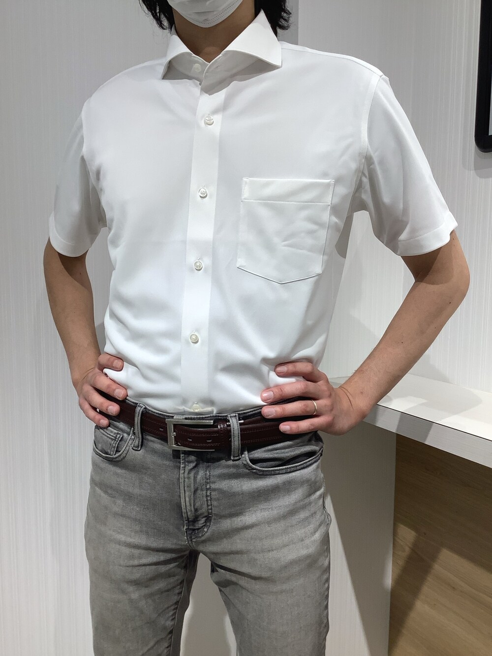 ホワイト系のビジネスシャツを着用したメンズの夏コーディネートの4枚目の写真