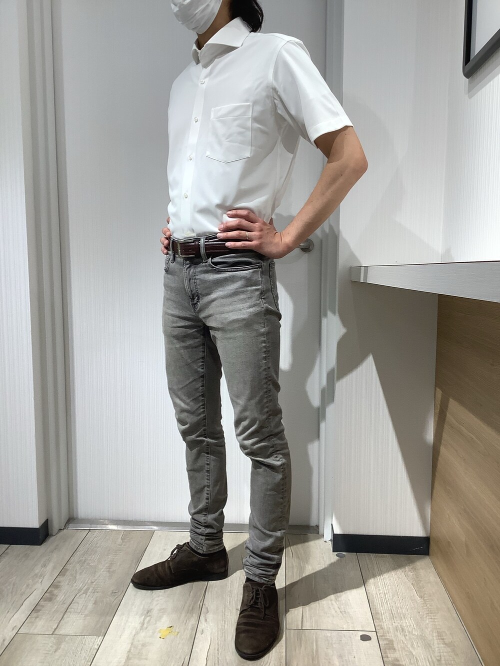 ホワイト系のビジネスシャツを着用したメンズの夏コーディネートの5枚目の写真