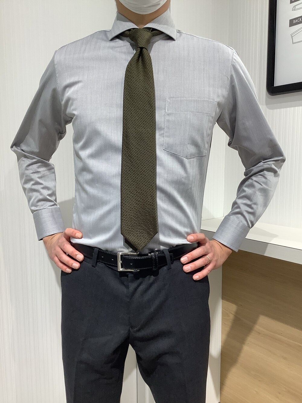 グレー系のビジネスシャツ、その他のネクタイを着用したメンズの秋コーディネートの2枚目の写真