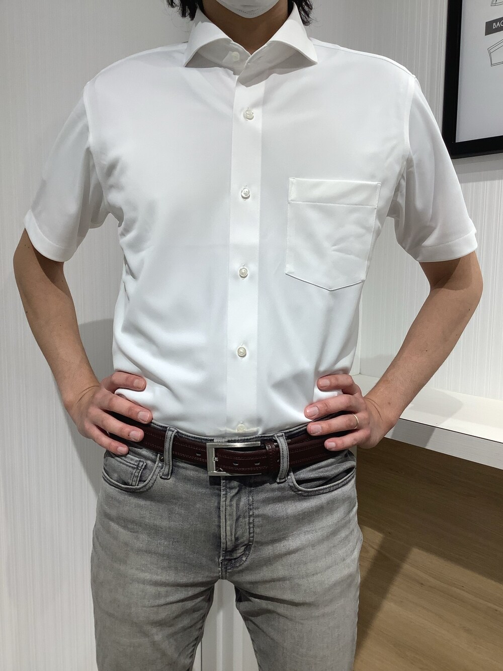 ホワイト系のビジネスシャツを着用したメンズの夏コーディネートの2枚目の写真