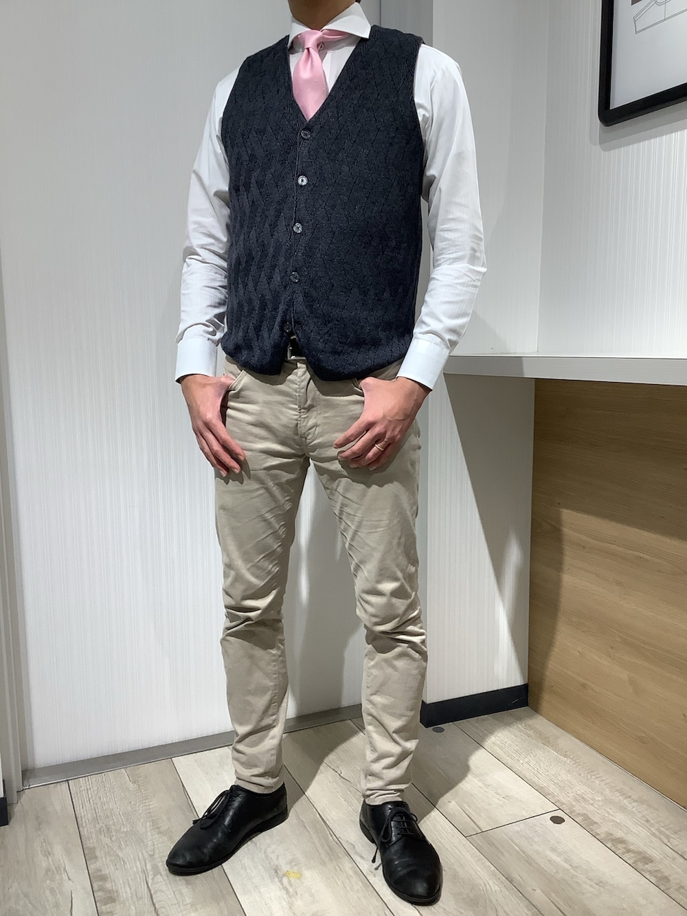 「ビジネススタイル、シャツ好き集まれ、シンプルコーデ、きれいめ、東京シャツ、シャツスタイル、BRICK HOUSE by Tokyo Shirts、ファッションを楽しもう、レイヤードスタイル、ニット、冬コーデ、フォーマル、あったかコーデ、ピンク、メンズコーデ」｜「TOKYO SHIRTSのCOOLMAX ネクタイ（ネクタイ、その他）」を使った、TOKYO SHIRTS OUTLET 福岡マリノアシティ店さん（メンズ・172cm）の冬コーディネートの3枚目の写真