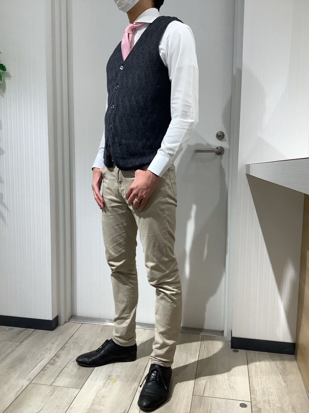 「ビジネススタイル、シャツ好き集まれ、シンプルコーデ、きれいめ、東京シャツ、シャツスタイル、BRICK HOUSE by Tokyo Shirts、ファッションを楽しもう、レイヤードスタイル、ニット、冬コーデ、フォーマル、あったかコーデ、ピンク、メンズコーデ」｜「TOKYO SHIRTSのCOOLMAX ネクタイ（ネクタイ、その他）」を使った、TOKYO SHIRTS OUTLET 福岡マリノアシティ店さん（メンズ・172cm）の冬コーディネートの5枚目の写真