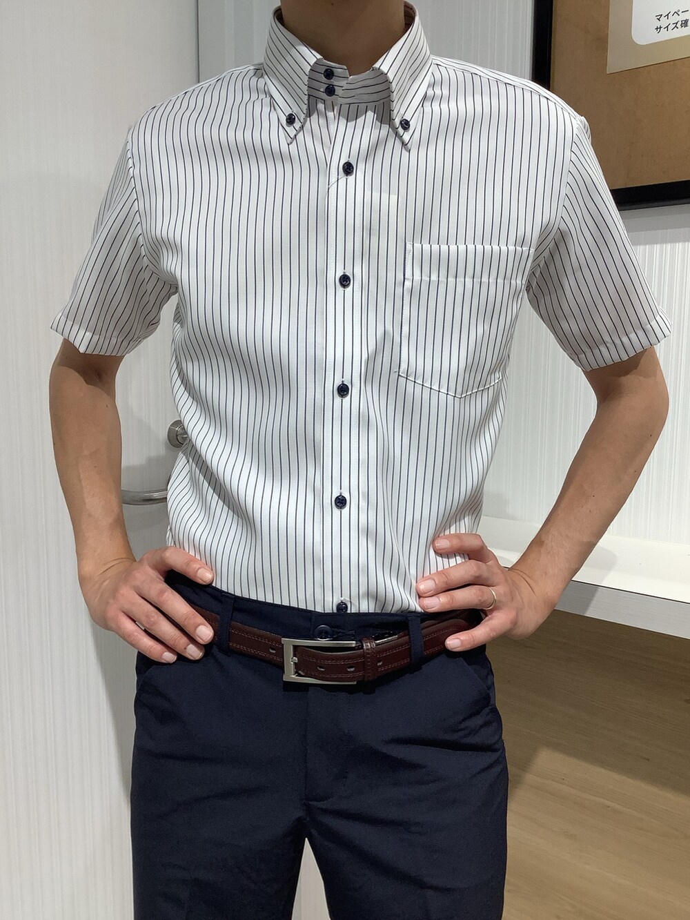 ブルー系のビジネスシャツを着用したメンズの夏コーディネートの2枚目の写真