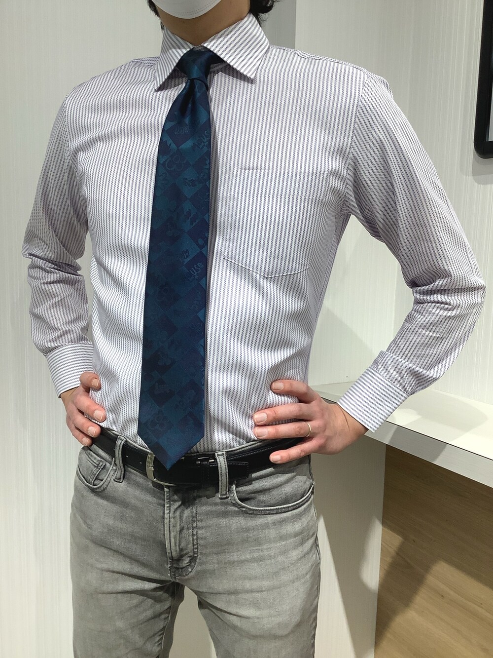 その他のネクタイ、パープル系のビジネスシャツを着用したメンズの春コーディネートの4枚目の写真