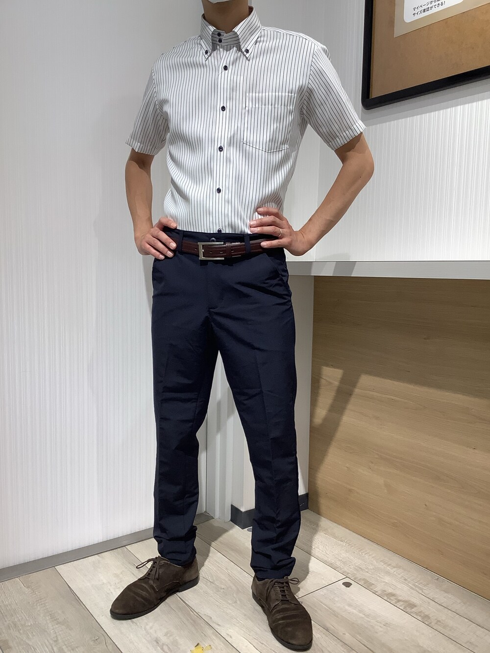 ブルー系のビジネスシャツを着用したメンズの夏コーディネートの3枚目の写真