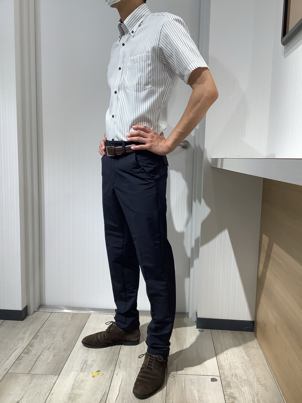 ブルー系のビジネスシャツを着用したメンズの夏コーディネートの5枚目の写真