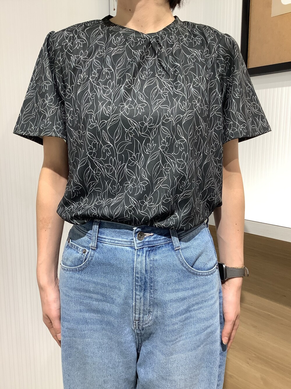 ブラック系のシャツ/ブラウスを着用したレディースの夏コーディネートの2枚目の写真