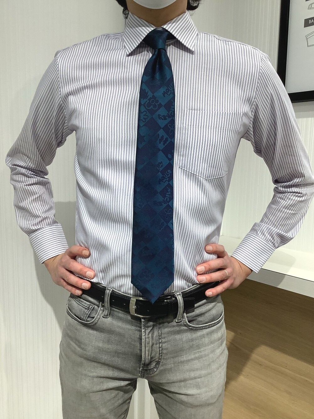 その他のネクタイ、パープル系のビジネスシャツを着用したメンズの春コーディネートの2枚目の写真