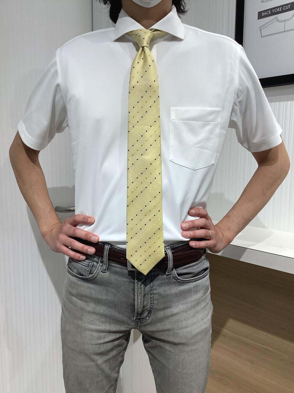 イエロー系のネクタイ、ホワイト系のビジネスシャツを着用したメンズの夏コーディネートの2枚目の写真