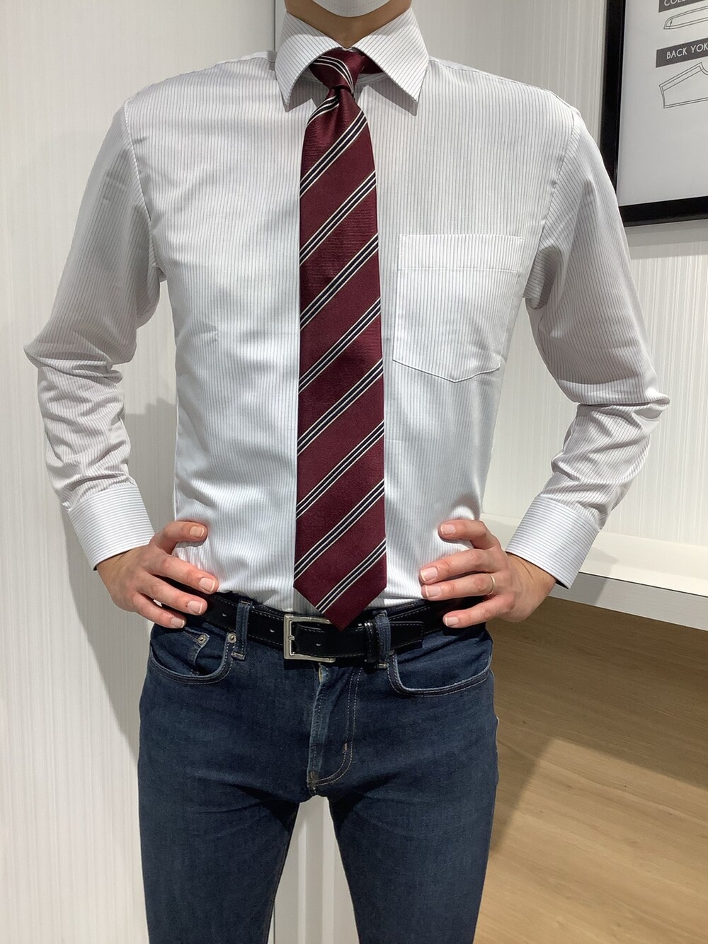 グレー系のビジネスシャツ、その他のネクタイを着用したメンズの秋コーディネートの2枚目の写真