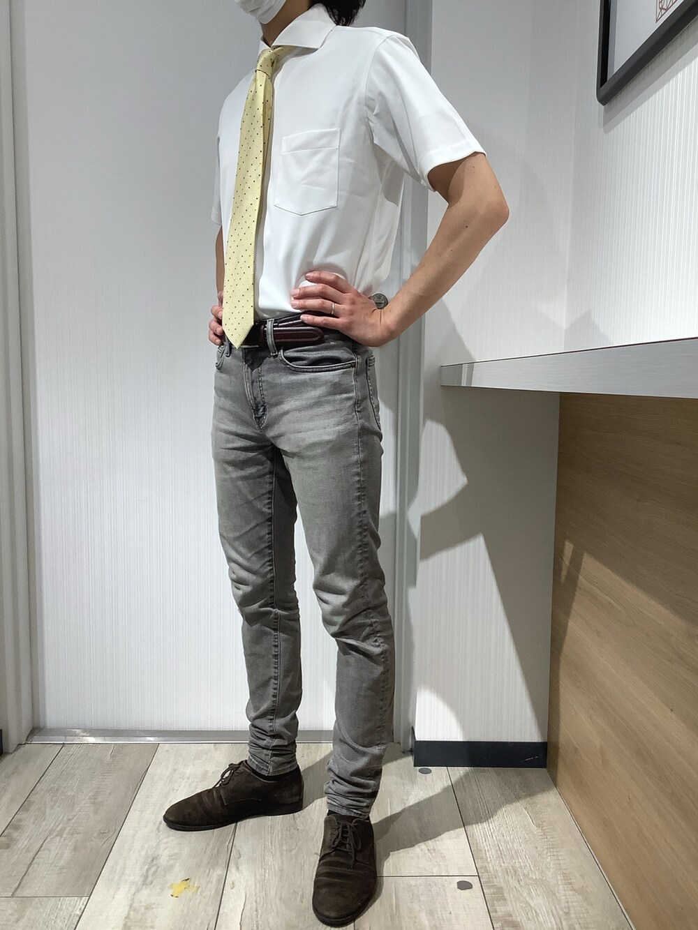 イエロー系のネクタイ、ホワイト系のビジネスシャツを着用したメンズの夏コーディネートの5枚目の写真